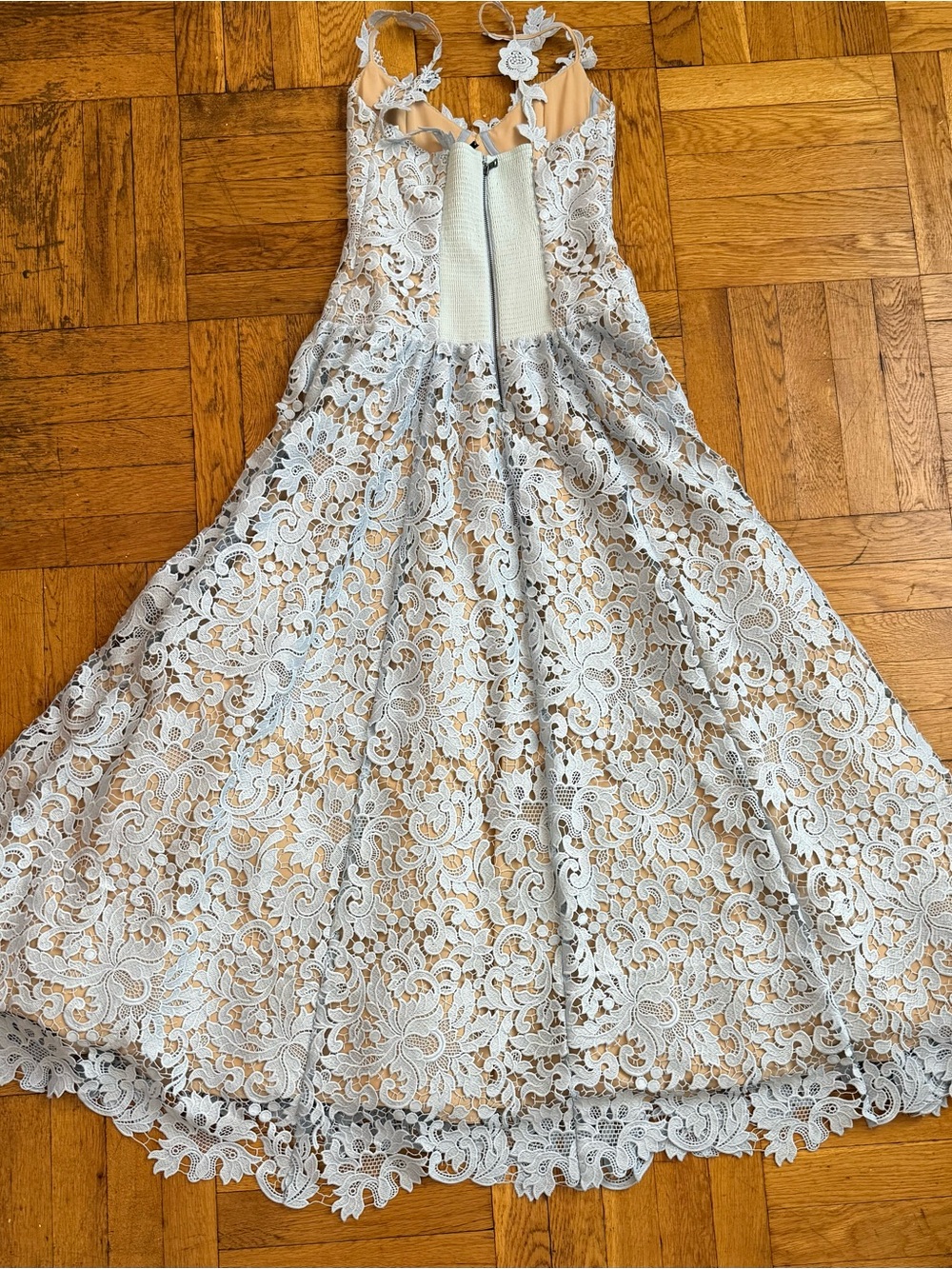 ALICE + OLIVIA
Anabella Scoop Neck Drop Waist Midi Dress - Picture 2 of 16